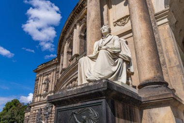 Dresden, Almanya: Johann Wolfgang Goethe Heykeli Semperoper 'in girişinde.)