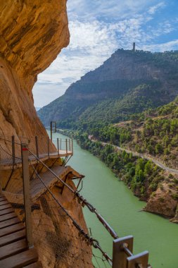 Kraliyet iz olarak da bilinen El Caminito Del Rey - dağ yolu boyunca dik kayalıklarla gorge Chorro, Endülüs, İspanya