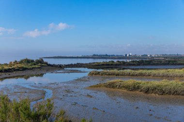 Sis ile dolu Tagus sabahı, Moita 'da, Lizbon yakınlarında, Portekiz