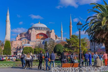 İstanbul, Türkiye. Ayasofya Büyük Camii 'nin önündeki Sultan Ahmet Parkı ve Ayasofya Hamamı' nın manzarası. Sultanahmet Mahallesi, İstanbul Şehri, Türkiye.