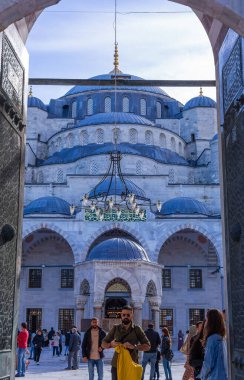 İstanbul, Türkiye: Sultan Ahmet Camii İstanbul 'da tarihi bir camidir. Cami, içinin duvarlarını süsleyen mavi fayanslar için Mavi Cami olarak bilinir.