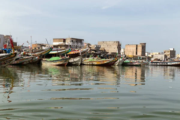 Saint Louis, Senegal: Saint Louis 'deki geleneksel balıkçı teknelerinin detayları. Senegal