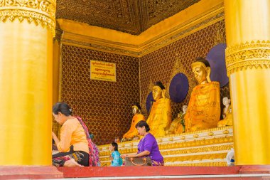 Yangon, Myanmar: Tapınmacılar Shwedagon Pagoda 'yı ziyaret ettiler. Shwedagon Pagoda, Myanmar 'daki en kutsal Budist tapınağıdır..