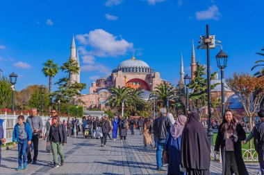 İstanbul, Türkiye - Ayasofya Büyük Camii ve Ayasofya Hamamı önündeki Sultan Ahmet Parkı manzarası. Sultanahmet Mahallesi, İstanbul Şehri, Türkiye.