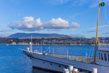 Cenevre, İsviçre: Cenevre Gölü 'nde tekne. Geneva Gölü Alplerin kuzeyinde İsviçre ve Fransa arasında paylaşılan bir göldür..