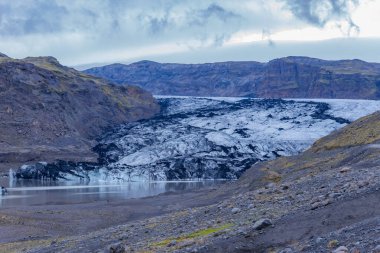 Solheimajokull güney İzlanda 'da resimli bir buzuldur. Bu buzulun dili Katla volkanından kayar. Buz blokları olan güzel bir buzul gölü.