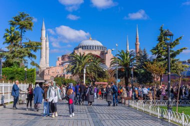 İstanbul, Türkiye - Ayasofya Büyük Camii ve Ayasofya Hamamı önündeki Sultan Ahmet Parkı manzarası. Sultanahmet Mahallesi, İstanbul Şehri, Türkiye.