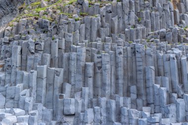 Değişen yükseklik ve kalınlığı ve derinlik, Vik south Iceland'deki / daki yakınındaki gri bazalt sütunları.