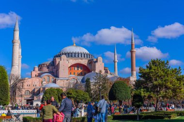 İstanbul, Türkiye. Ayasofya Büyük Camii 'nin önündeki Sultan Ahmet Parkı ve Ayasofya Hamamı' nın manzarası. Sultanahmet Mahallesi, İstanbul Şehri, Türkiye.