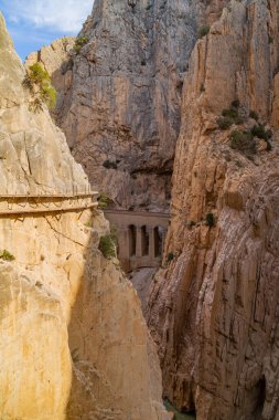Kraliyet iz olarak da bilinen El Caminito Del Rey - dağ yolu boyunca dik kayalıklarla gorge Chorro, Endülüs, İspanya