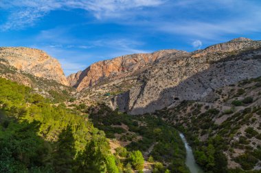 Kraliyet iz olarak da bilinen El Caminito Del Rey - dağ yolu boyunca dik kayalıklarla gorge Chorro, Endülüs, İspanya