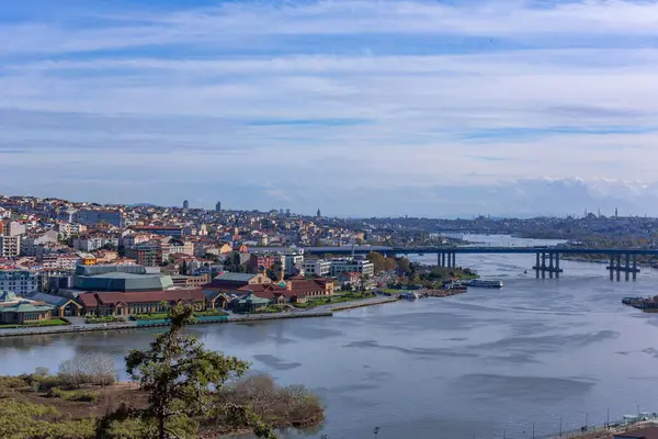 İstanbul, Türkiye - İstanbul şehir manzarası Altın Boynuz, Eyup İlçesi, İstanbul, Türkiye 'ye tepeden bakan Pierre Loti Teleferik istasyonundan