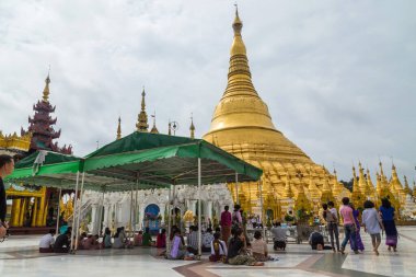 Yangon, Myanmar: Tapınmacılar Shwedagon Pagoda 'yı ziyaret ettiler. Shwedagon Pagoda, Myanmar 'daki en kutsal Budist tapınağıdır..
