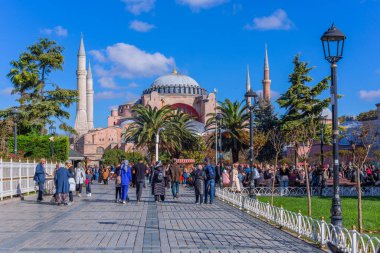 İstanbul, Türkiye. Ayasofya Büyük Camii 'nin önündeki Sultan Ahmet Parkı ve Ayasofya Hamamı' nın manzarası. Sultanahmet Mahallesi, İstanbul Şehri, Türkiye.