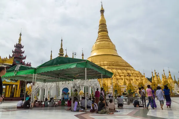 Yangon Myanmar Uctívači Navštíví Shwedagon Pagoda Shwedagon Pagoda Nejposvátnější Buddhistická — Stock fotografie