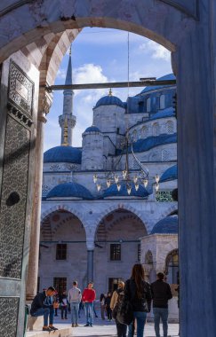 İstanbul, Türkiye: Sultan Ahmet Camii İstanbul 'da tarihi bir camidir. Cami, içinin duvarlarını süsleyen mavi fayanslar için Mavi Cami olarak bilinir.