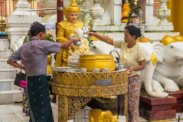 Янгон Мьянма Поклонники Посещают Пагоду Шведагон Пагода Шведагон Самая Священная Стоковая Картинка