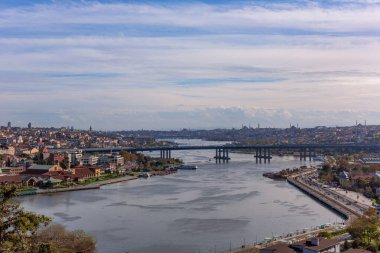 İstanbul, Türkiye. İstanbul şehir manzarası Altın Boynuz, Eyup İlçesi, İstanbul, Türkiye 'ye bakan Pierre Loti Teleferik istasyonundan