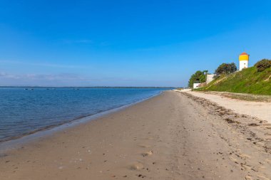 Tagus nehri kıyısındaki Rosario plajı, Moita. Portekiz