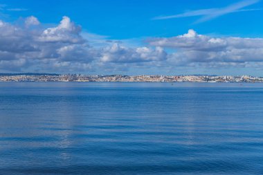 Lizbon, Tagus Nehri kıyısında, Portekiz 'in merkezinde. Seixal 'dan görüntü. Tagus İber Yarımadası 'nın en büyük nehridir.