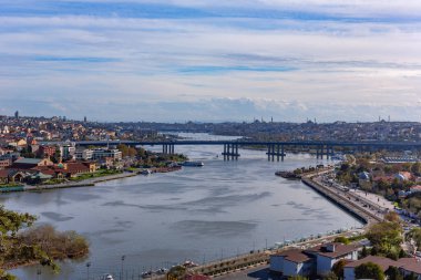 İstanbul, Türkiye - İstanbul şehir manzarası Altın Boynuz, Eyup İlçesi, İstanbul, Türkiye 'ye tepeden bakan Pierre Loti Teleferik istasyonundan