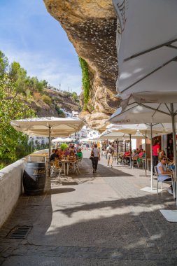 Setenil de las Bodegas, İspanya: Cdiz ilinin Picturesque kasabası. Setenil 'in evleri kayaların üzerine inşa edilmiştir. Taş onun çatısı ve sırtıdır. Setenil de las Bodegas, Endülüs, Cadiz 'de. İspanya