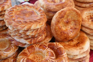 Kırgızistan 'daki pazarda satılan tandoor naan veya tandoor ekmeği. Geleneksel Asya yemekleri