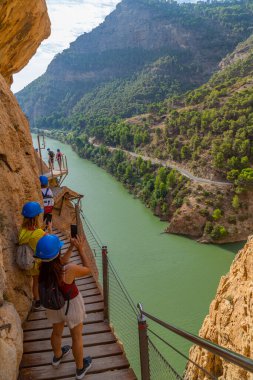 Caminito Del Rey, İspanya: Dünyanın En Tehlikeli Yollarında Yürüyen Ziyaretçiler Mayıs 2015 'te yeniden açıldı. Ardales, İspanya.