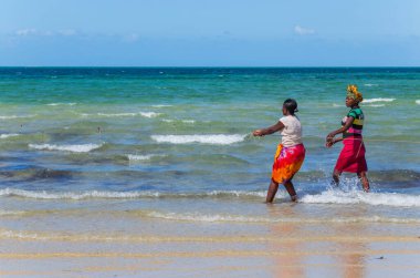 Inhaca, Mozambik: Mozambik 'in gelgit sularıyla çalışan balıkçı kadınlar