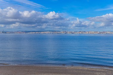 Lizbon, Tagus Nehri kıyısında, Portekiz 'in merkezinde. Seixal 'dan görüntü. Tagus İber Yarımadası 'nın en büyük nehridir.