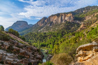 Kraliyet iz olarak da bilinen El Caminito Del Rey - dağ yolu boyunca dik kayalıklarla gorge Chorro, Endülüs, İspanya