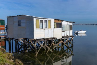 Seixal, Portekiz: Seixal yakınlarındaki Tagus nehir kıyısında ahşap evler. Balıkçılar kullanır. Portekiz