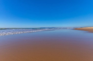 Portekiz, Lizbon yakınlarındaki Costa da Caparica plajında Atlantik Okyanusu. 