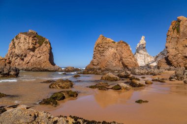 Portekiz, Lizbon yakınlarındaki Sintra 'da Praia da Ursa (Ursa Sahili) bomboş..