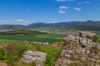 Dağın tepesinden, Slovakya 'dan Drevenik' in görüntüsü.