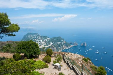 Dağın tepesinde. İtalya, Capri Adası 'ndaki Faraglioni kayalıkları ve Tyrhenian Denizi manzarası