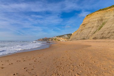 Sintra, Portekiz: Bir kış günü Magoito plajındaki insanlar, Sintra, Portekiz