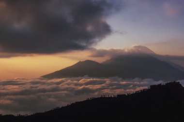 Batur Dağı 'nın tepesinden (Kintamani volkanı), Bali, Endonezya' dan gelen bulutların ve sisin manzarası.
