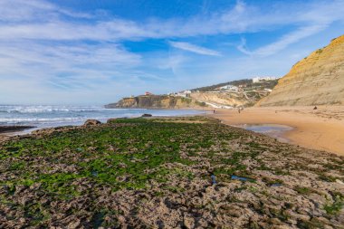 Sintra, Portekiz: Bir kış günü Magoito plajındaki insanlar, Sintra, Portekiz