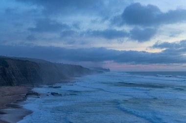 Bir kış günü Magoito plajı, Sintra, Portekiz