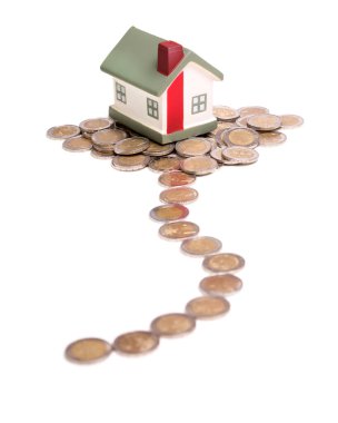 küçük ev ve madeni paralar, beyaz arka plan üzerinde izole kavramı,