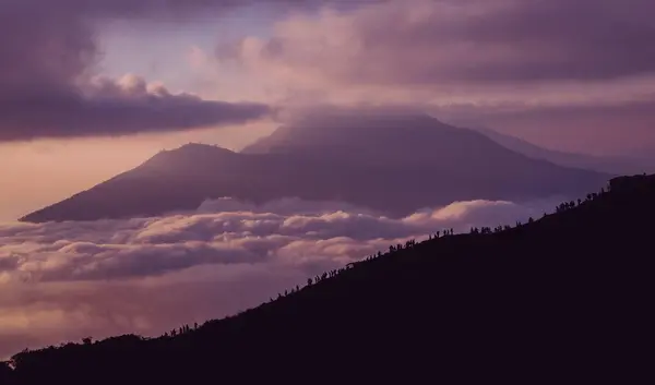 Scenic View Clouds Mist Sunrise Top Mount Batur Kintamani Vulkaan Stockafbeelding