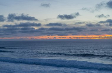 Atlantik Okyanusu 'ndaki Magoito plajı, Sintra Sahili' ndeki güzel kumlu plaj, Lizbon bölgesi, Portekiz, Sintra Cascais Doğal Parkı 'nın bir kısmı.