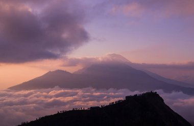 Batur Dağı 'nın tepesinden (Kintamani volkanı), Bali, Endonezya' dan gelen bulutların ve sisin manzarası.