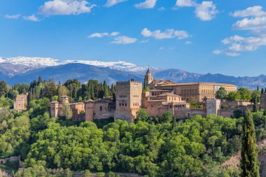 Arkasında karlı Sierra Nevada olan Alhambra Sarayı, Granada, Endülüs, İspanya