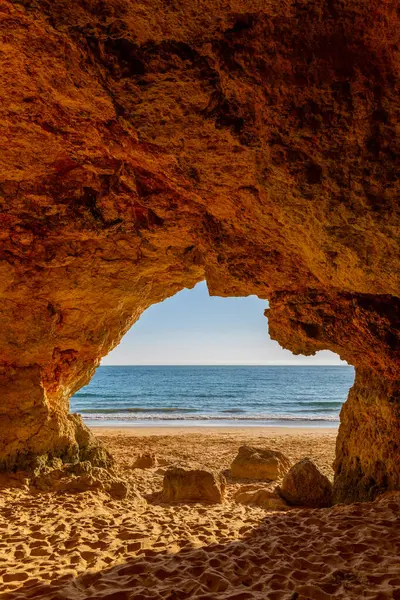 Мыс Пляжем Пещерой Океаном Пляж Пинтадинью Феррагуду Лагоа Алгарве Португалия Стоковое Фото
