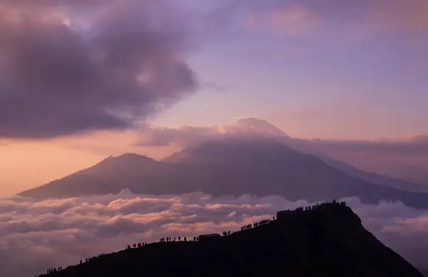山頂からの日の出の雲と霧の風景バトゥール山 金玉山火山 インドネシア ストック写真