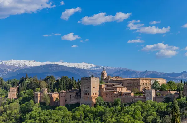 Дворец Альгамбра Заснеженной Сьерра Невадой Заднем Плане Гранада Андалусия Испания Лицензионные Стоковые Фото