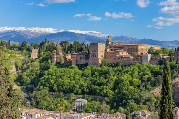Arkasında Karlı Sierra Nevada Olan Alhambra Sarayı Granada Endülüs Spanya Telifsiz Stok Imajlar