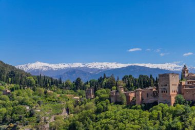 Arkasında karlı Sierra Nevada olan Alhambra Sarayı, Granada, Endülüs, İspanya